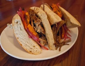 Sandwich chicharrón au porc grillé, patates douces