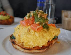 Omelette soufflée à a citrouille, saumon, pesto en bruschetta