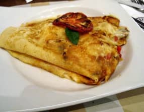 Crêpes à la viande, aux légumes et fromage