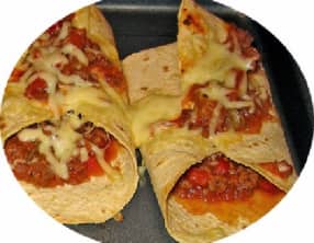 Crêpe pizza aux saucisses italiennes, tomates, champignons, fromage