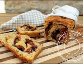 Cake-focaccia spirale au salami, tomates confites et olives