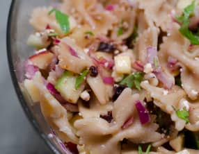 Salade de farfalle aux 2 pommes, aux cranberries et à la feta