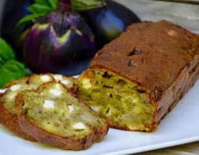 Cake à l'aubergine, pesto et feta