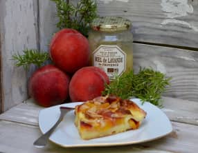 Clafoutis aux pêches, amandes, miel et romarin