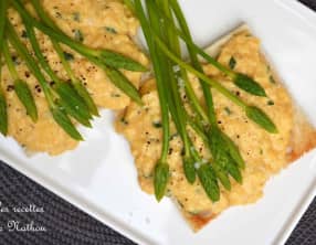 Toasts aux oeufs crémeux et asperges sauvages