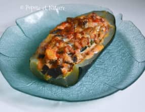 Courgettes farcies aux aubergines, tomates et lardons