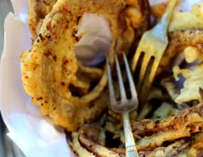 Tempura d'oignons rouges