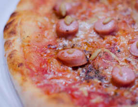Pizza à la saucisse viennoise et à la moutarde