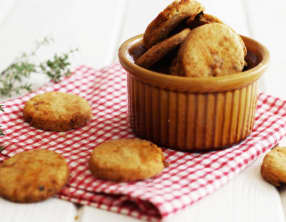 Crackers au paprika, tomates séchées et thym