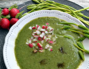 Soupe froide de laitue feuilles de chêne et fanes de radis, asperges sauvages