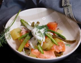 Salade de pommes de terre saumon cuit doucement et asperges vertes au fromage blanc