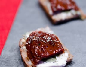 Tapas au chèvre frais, au basilic et aux tomates séchées