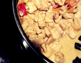 Escalopes de poulet au lait de coco et poivrons