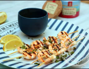 Brochettes de crevettes marinées à l’ail et au citron vert