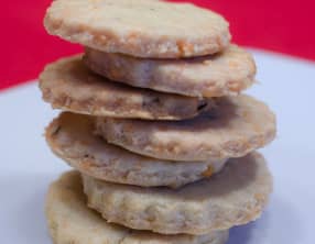 Crackers à l'emmental, au thym et au romarin