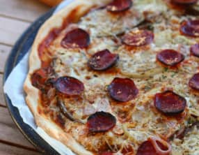 Pizza fine aux aubergines grillées, persillade et chorizo