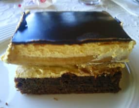 Gâteau fourré à la crème, bananes et chocolat