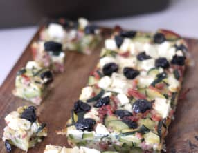 Clafoutis aux courgettes, feta, bacon et olives noire