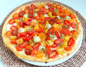 Tarte aux tomates cerises multicolores, concombre, ou courgettes, et fromage frais