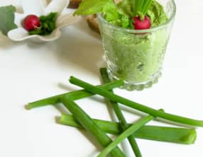 Crème de fanes de radis et fanes d'oignons à la crème de sésame