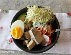 Bol du bouddha quinoa et tofu fumé