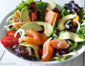 Salade saumon fumé, avocat et tomates