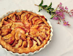 Tarte rustique aux pêches et aux amandes
