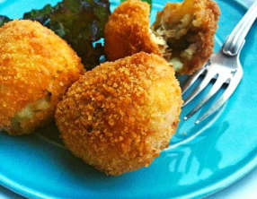 Cromesquis de pomme de terre au confit de canard et oignons doux