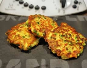 Galettes ou beignets petits pois, carottes, pommes de terre