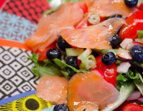 Salade au saumon fumé, aux crudités et aux myrtilles