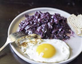 Chou rouge braisé aux figues et à la bière