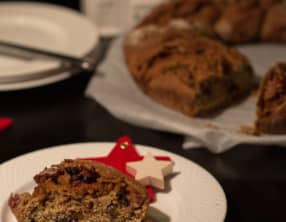 Pain tressé aux épices et fruits secs