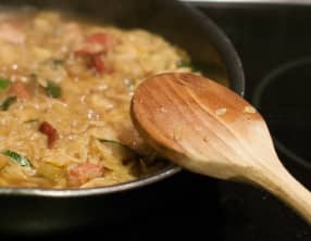 Orzo façon risotto aux courgettes, lard et pesto