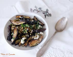 Aubergines grillées, haricots mungo et feta
