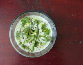 Soupe froide de kéfir et concombre