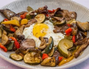 Oeufs et légumes d'été rotis