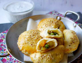 Chaussons végétariens épicés à l'indienne, sauce yaourt et menthe