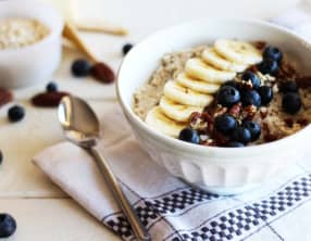 Porridge au lait de coco, banane, myrtille et noix de pécan