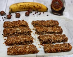 Barres de céréales avoine, banane, noisettes et chocolat