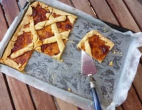 Crostata italien avec confiture de pêche fait maison