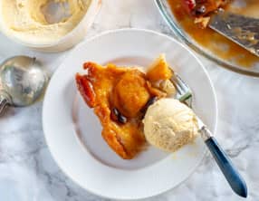 Tarte Tatin de pêche au Calvados et pistaches