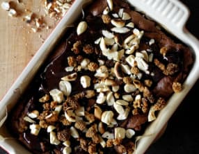 Brownie aux noix de cajou et mûres blanches