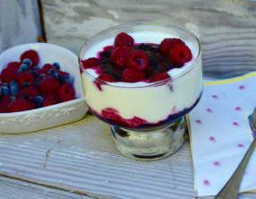 Fromage blanc aux framboises et myrtilles