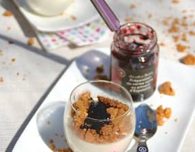 Panna Cotta vanille, cerise noire piment d'Espelette et son crumble