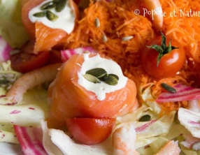Salade à la truite fumée, aux crevettes, au fromage frais et aux petits légumes