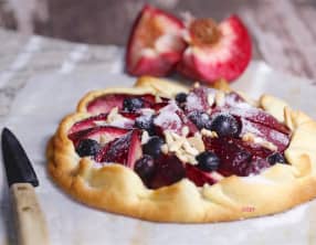 Tarte rustique aux pêches de vigne et aux myrtilles