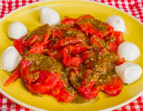 Salade de tomates, mozzarella et pesto