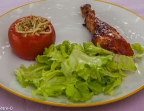 Poulet sauce barbecue avec des tomates farcies aux pâtes