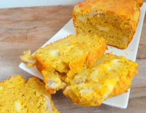 Cake au poulet rôti, emmental et mozzarella et curry