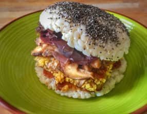 Rice Burger au tofu katsu, shiitake et algue dulse